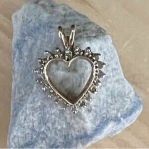 10Kt Yellow Gold .20Ct Diamond Heart Pendant 1.7 grams no chain